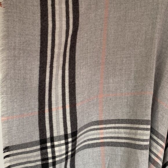 Gray and pink shawl/cape - Picture 3 of 3